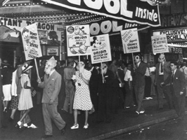 Disney strikers picket cinema